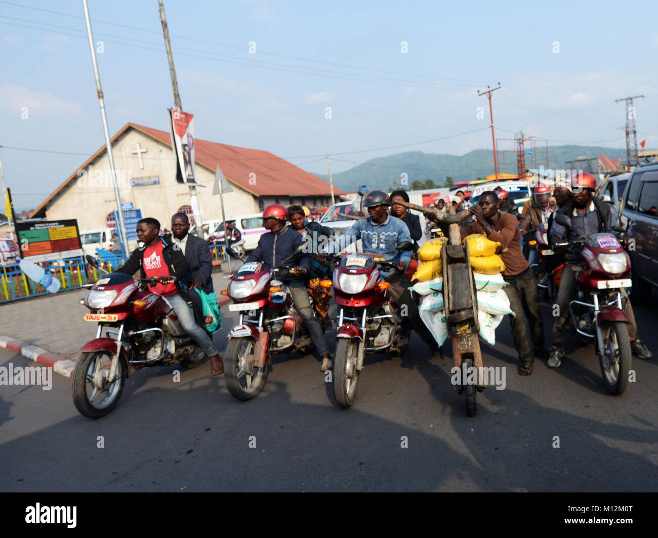 Chukudu è un tradizionale bicicletta in legno il trasporto di merci a Goma e l est della Repubblica Democratica del Congo. Foto Stock