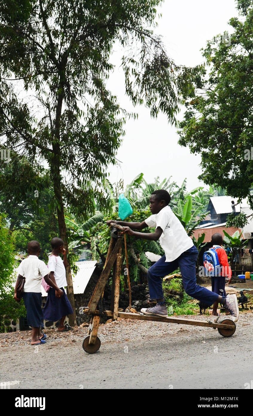 Un ragazzo scuola in sella alla sua Chukudu- in legno tradizionali bike. Foto Stock
