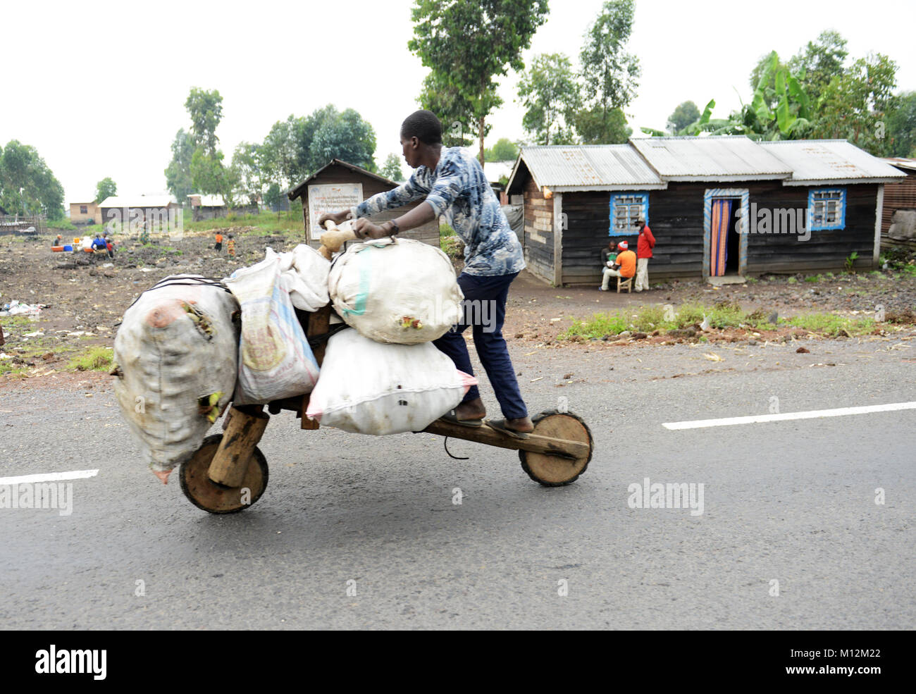 Chukudu è un tradizionale bicicletta in legno utilizzati per il trasporto di merci. Foto Stock