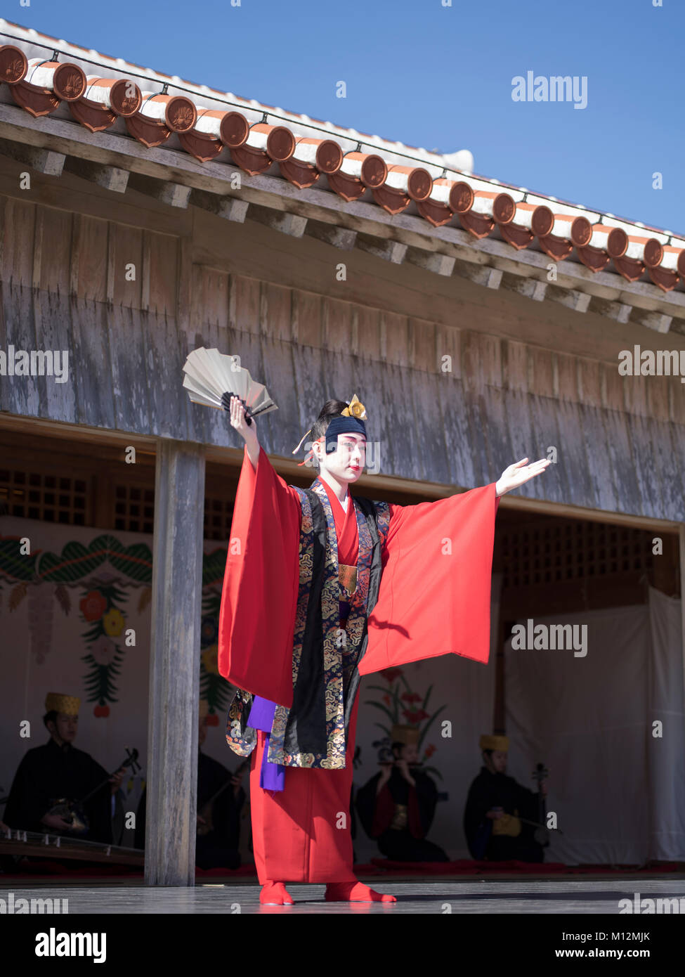 Tradizionale delle isole Ryukyu ballo di corte presso il Castello di Shuri Anno Nuovo Festival, citta' di Naha, a Okinawa, Giappone Foto Stock