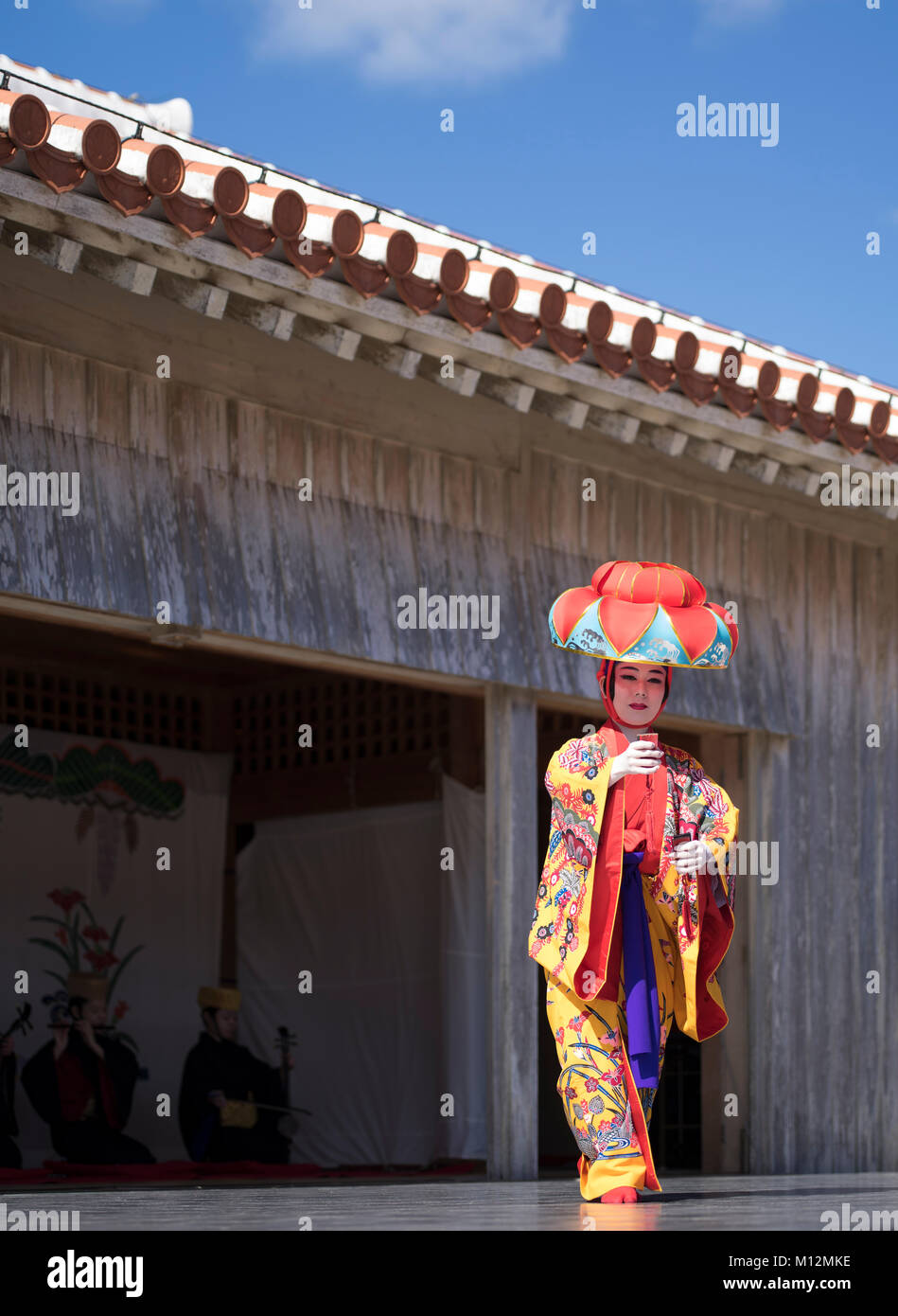 Tradizionale delle isole Ryukyu ballo di corte presso il Castello di Shuri Anno Nuovo Festival, citta' di Naha, a Okinawa, Giappone Foto Stock