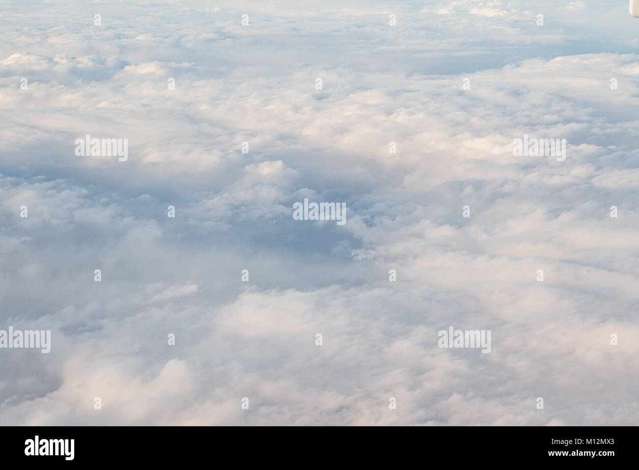 Un soffice coltre di nubi come visto da sopra Foto Stock