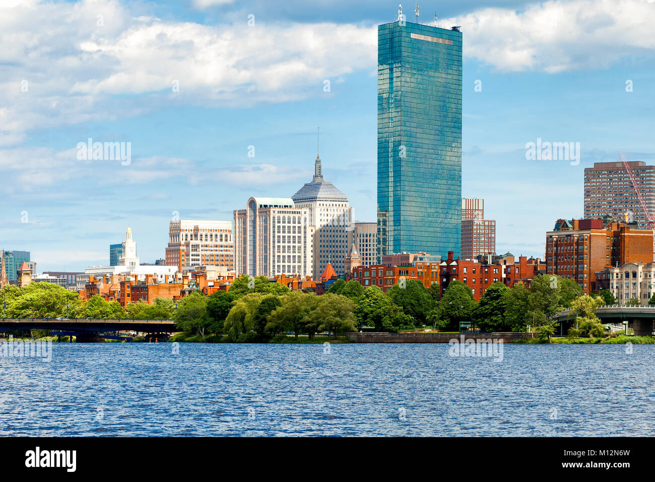 Skyline di Boston, il lungomare e la storica Bay Bay quartiere visto dal fiume Charles. Foto Stock