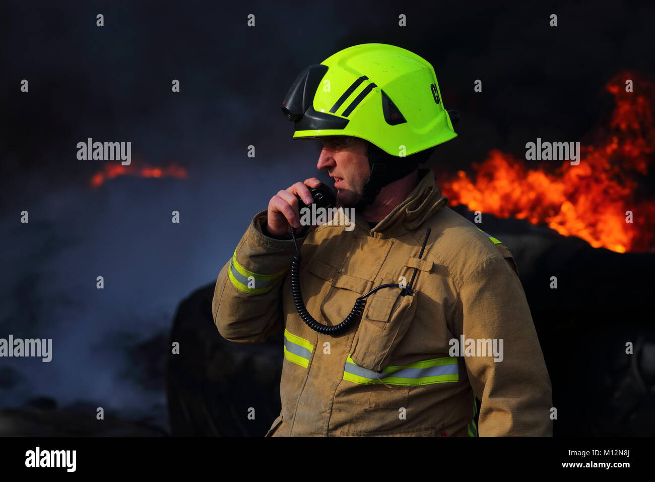 Vigile del Fuoco in azione Foto Stock