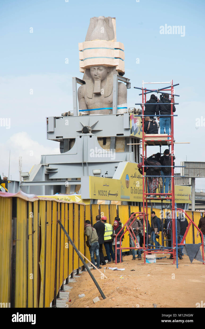 Il Cairo, Egitto - 25 Gennaio 2018 - La finale di trasporto e installazione di 3.800 anni statua in granito di Ramses II, Egitto più famoso righello faraonico, alla sua nuova posizione presso il Grand Museo Egizio, aperto alla fine del 2018, e sarà il più grande museo del mondo. Foto Stock