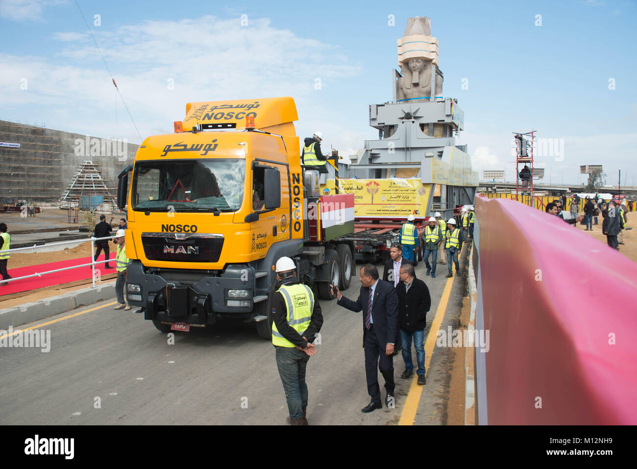 Il Cairo, Egitto - 25 Gennaio 2018 - La finale di trasporto e installazione di 3.800 anni statua in granito di Ramses II, Egitto più famoso righello faraonico, alla sua nuova posizione presso il Grand Museo Egizio, aperto alla fine del 2018, e sarà il più grande museo del mondo. Foto Stock