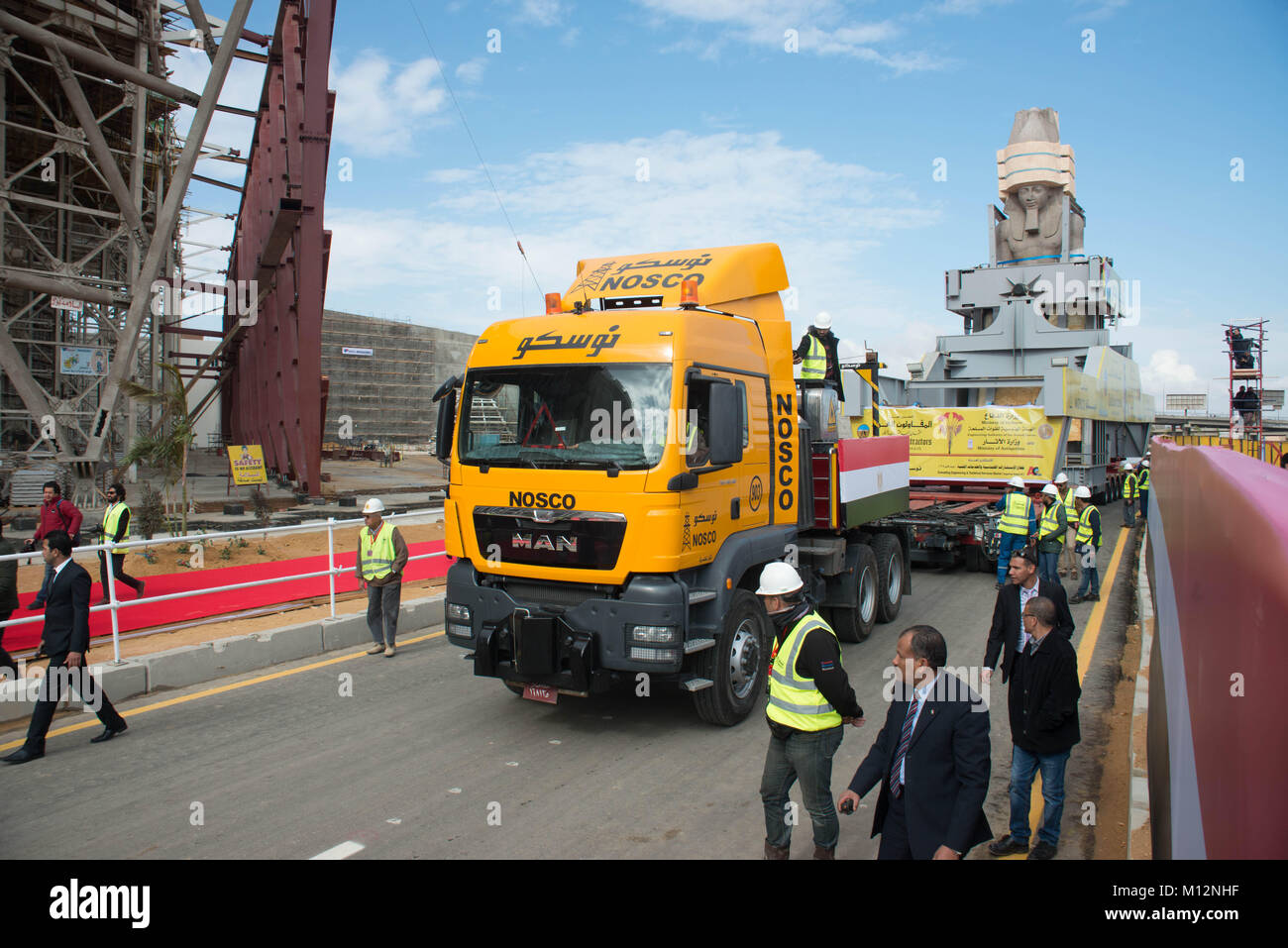 Il Cairo, Egitto - 25 Gennaio 2018 - La finale di trasporto e installazione di 3.800 anni statua in granito di Ramses II, Egitto più famoso righello faraonico, alla sua nuova posizione presso il Grand Museo Egizio, aperto alla fine del 2018, e sarà il più grande museo del mondo. Foto Stock