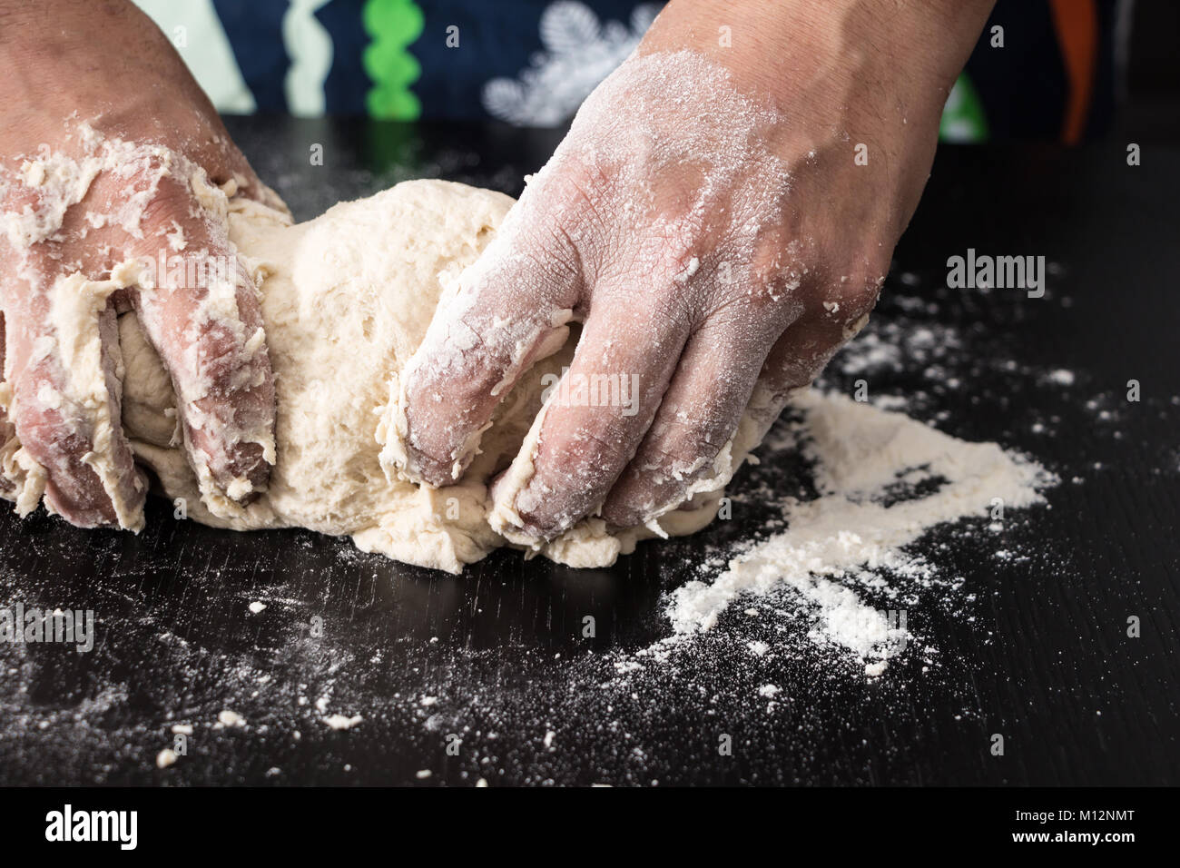 Mani maschio gli impasti, il lievito Preparazione closeup. Foto Stock