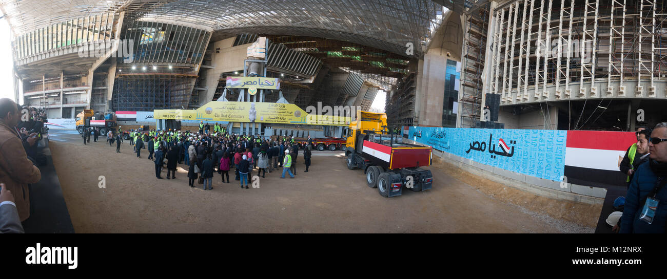 Il Cairo, Egitto - 25 Gennaio 2018 - La finale di trasporto e installazione di 3.800 anni statua in granito di Ramses II, Egitto più famoso righello faraonico, alla sua nuova posizione presso il Grand Museo Egizio, aperto alla fine del 2018, e sarà il più grande museo del mondo. Foto Stock