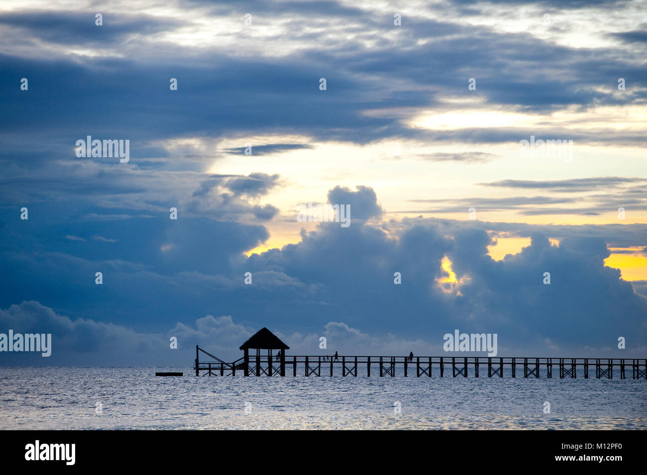 Un molo di pesca sulla riva sud di Viti Levu nelle isole Figi al tramonto. Foto Stock