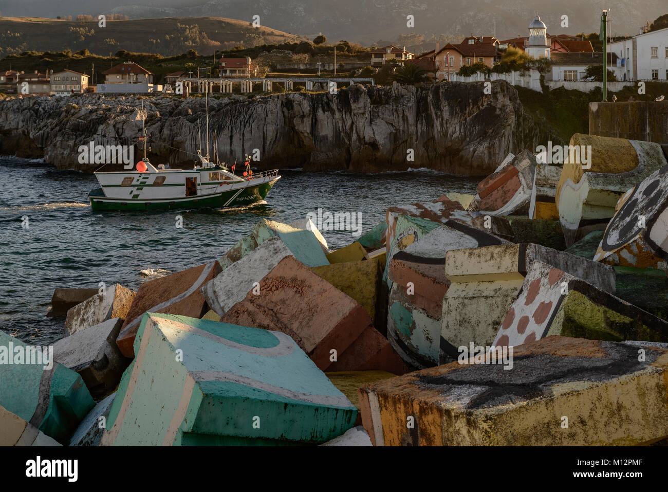 Dipinto di blocchi di cemento (cubetti di memoria) nel porto a Llanes Asturias Spagna Foto Stock