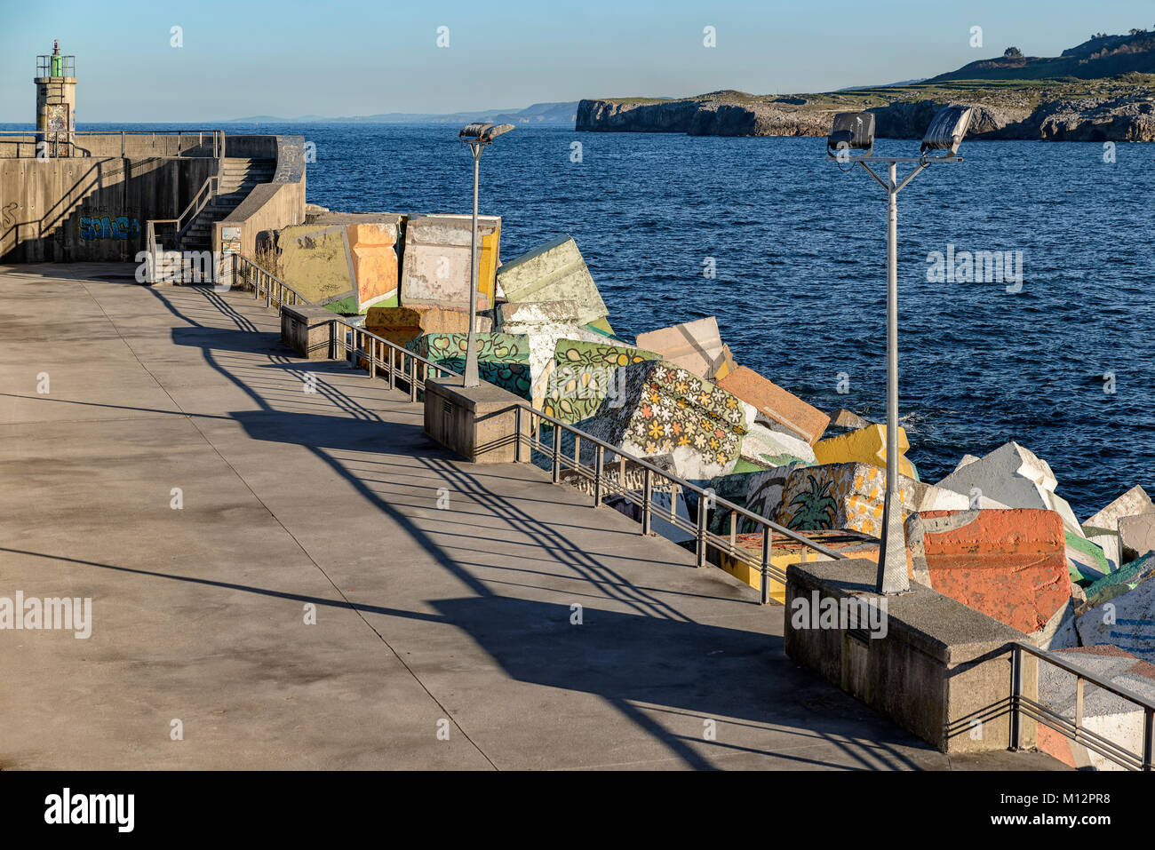 Dipinto di blocchi di cemento (cubetti di memoria) nel porto a Llanes Asturias Spagna Foto Stock