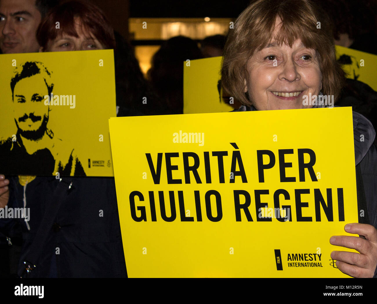 Roma, Italia. 25 gennaio, 2018. Sono passati due anni da quando Giulio Regeni di omicidio e non vi sono ancora risposte sulla sua morte. La voleva italiano, impegnato in Egitto per i diritti dei lavoratori, è stato rapito, torturato e ucciso da emissari governativi. Lo Stato italiano per motivi economici non ha preteso da Egitto qualsiasi spiegazione sull'assassinio di Giulio Regeni, l ambasciatore italiano è stata infatti rinviata in Egitto. Credit: Elisa Bianchini/Pacific Press/Alamy Live News Foto Stock