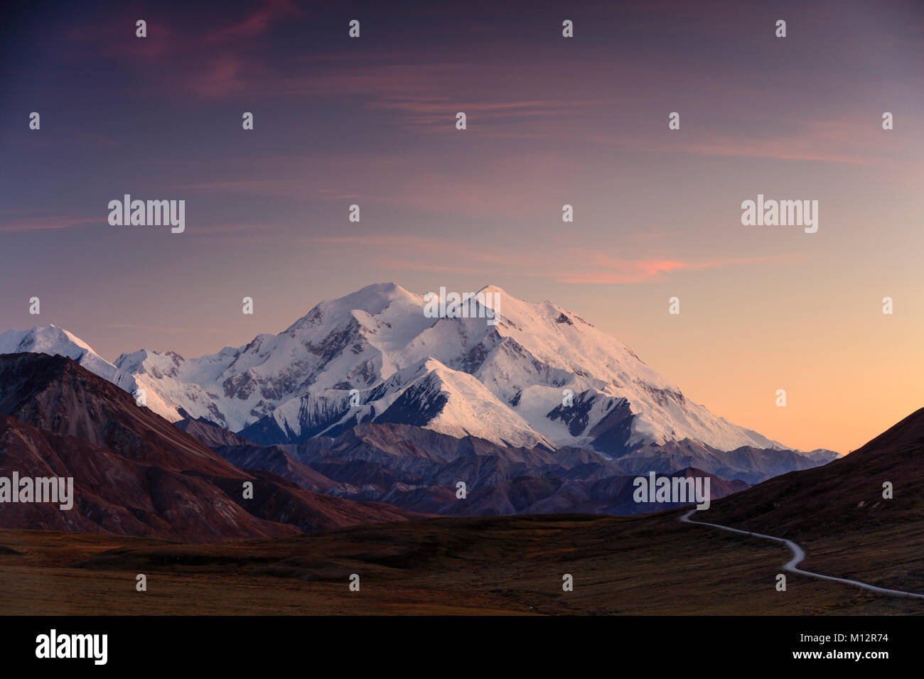 Tramonto sul Denali (ex Mt. McKinley) da Stony Hill si affacciano nel Parco Nazionale di Denali in Alaska interiore. Foto Stock