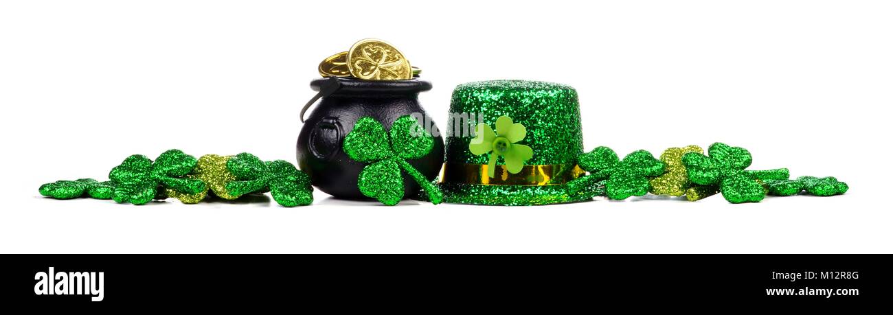 Il giorno di San Patrizio pentola d'oro, trifogli e leprechaun hat. Lungo confine su uno sfondo bianco. Foto Stock