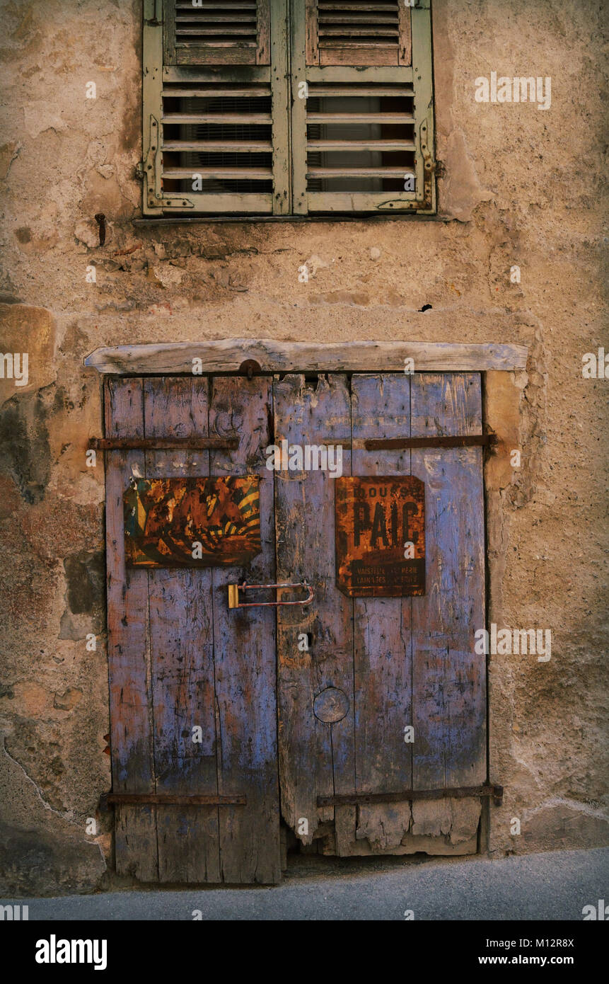 Blue porte dipinte con vintage segni di stagno e finestra verde otturatore Francia Foto Stock