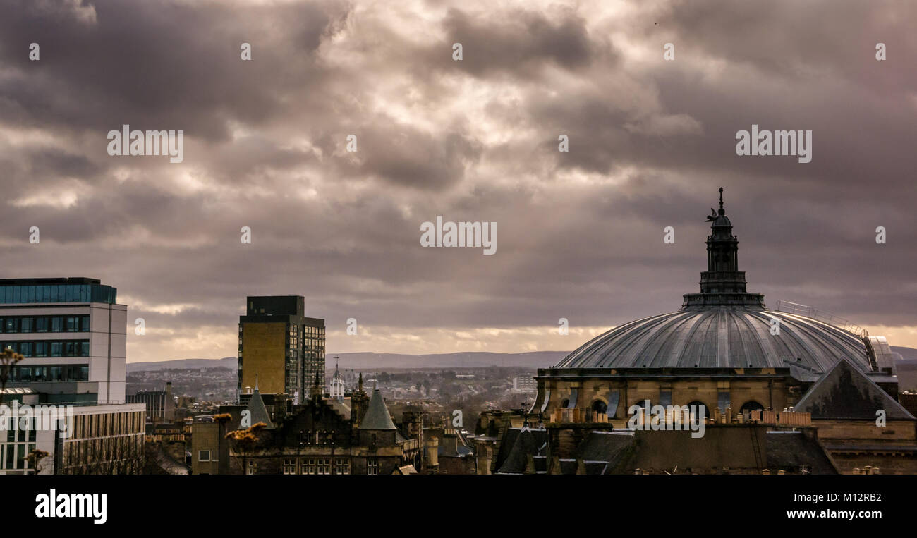 Tetto di McEwan Hall, Università di Edimburgo graduazione hall e Appleton Tower, con moody cielo scuro e il flusso di luce, Edimburgo, Scozia, Regno Unito Foto Stock