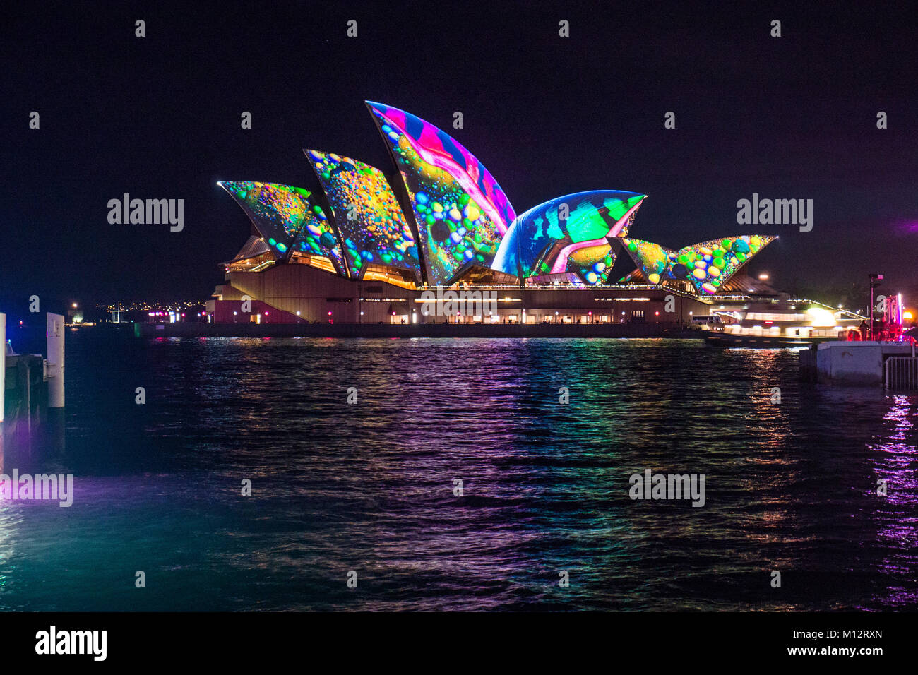 Sydney Opera House illuminato di vivida luce Festival 2017, Circular Quay di Sydney Foto Stock