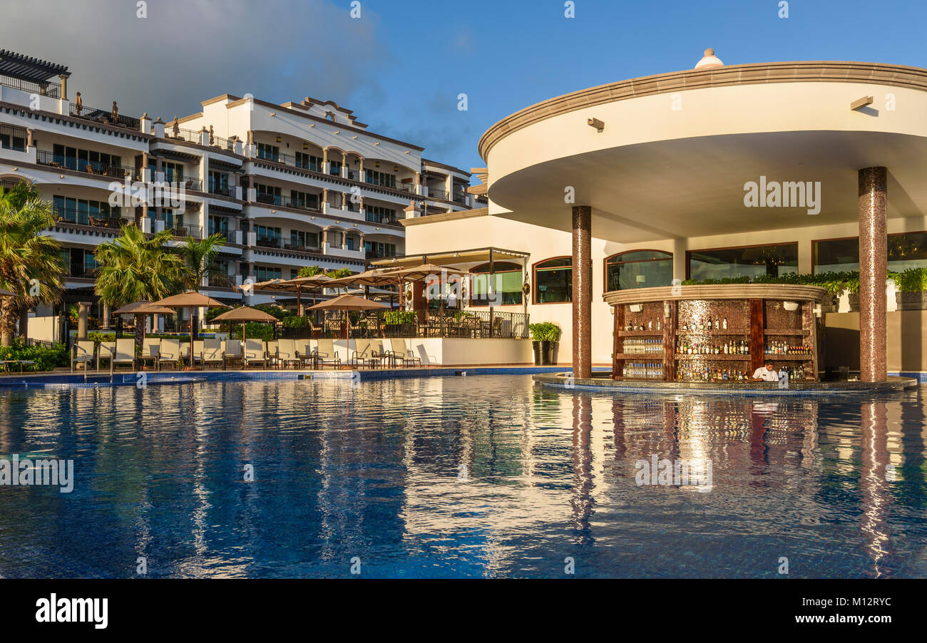 La piscina e il bar in piscina al Grand Residences Riviera Cancun e la Riviera Maya, Puerto Morelos, Quintana Roo, la penisola dello Yucatan, Messico. Foto Stock