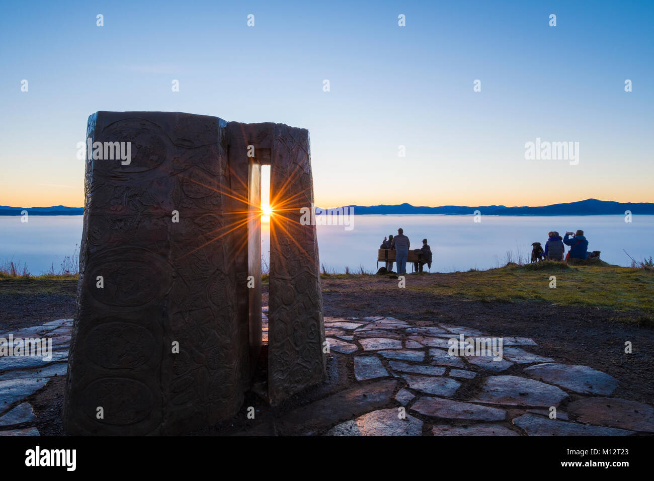 Nuovo Anno di sunrise e il Kesey Memorial presso la vetta del Monte Pisga; Howard Buford Recreation Area, Eugene, Oregon. Creato dallo scultore Pete Melze Foto Stock