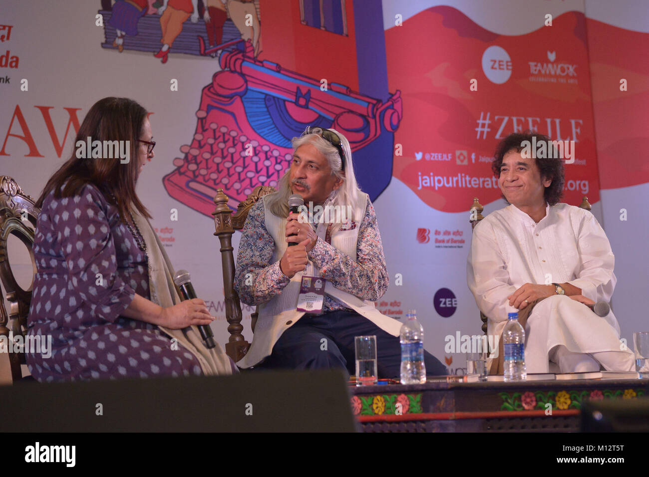 Jaipur, India. 25 Jan 2018. zakir hussain a Jaipur festival della letteratura Zakir Hussain è un tabla indiane player in stili Hindustani musica classica, a Jaipur, Rajasthan, India, su25jan 2018 Jaipur Festival della letteratura. Descritto come il "più grande mostra letteraria sulla terra', la ZEE Jaipur Festival della letteratura è il più grande del mondo evento gratuito del suo genere. Equità e democrazia eseguire attraverso il Festival le vene, ponendo alcune delle più grandi menti, filantropi, storici, politici, i responsabili aziendali. Credito: Shaukat Ahmed/Pacific Press/Alamy Live News Foto Stock