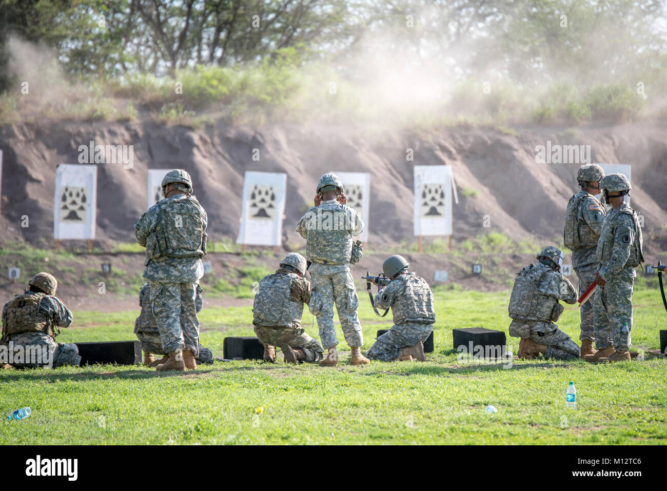 I militari della truppa 103 Comando a fuoco i loro obiettivi in corrispondenza del raggio in Pu'uloa, Hawaii nov. 3, 2017. I membri dell'103 Il comando delle truppe qualificarsi sulla loro armi assegnate annualmente. Foto Stock