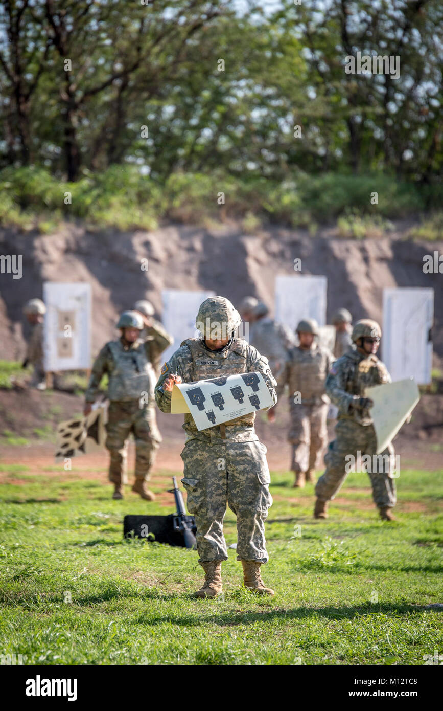 Un soldato della truppa 103 Il comando valuta il suo bersaglio in corrispondenza del raggio in Pu'uloa, Hawaii nov. 3, 2017. I membri dell'103 Il comando delle truppe qualificarsi sulla loro armi assegnate annualmente. Foto Stock