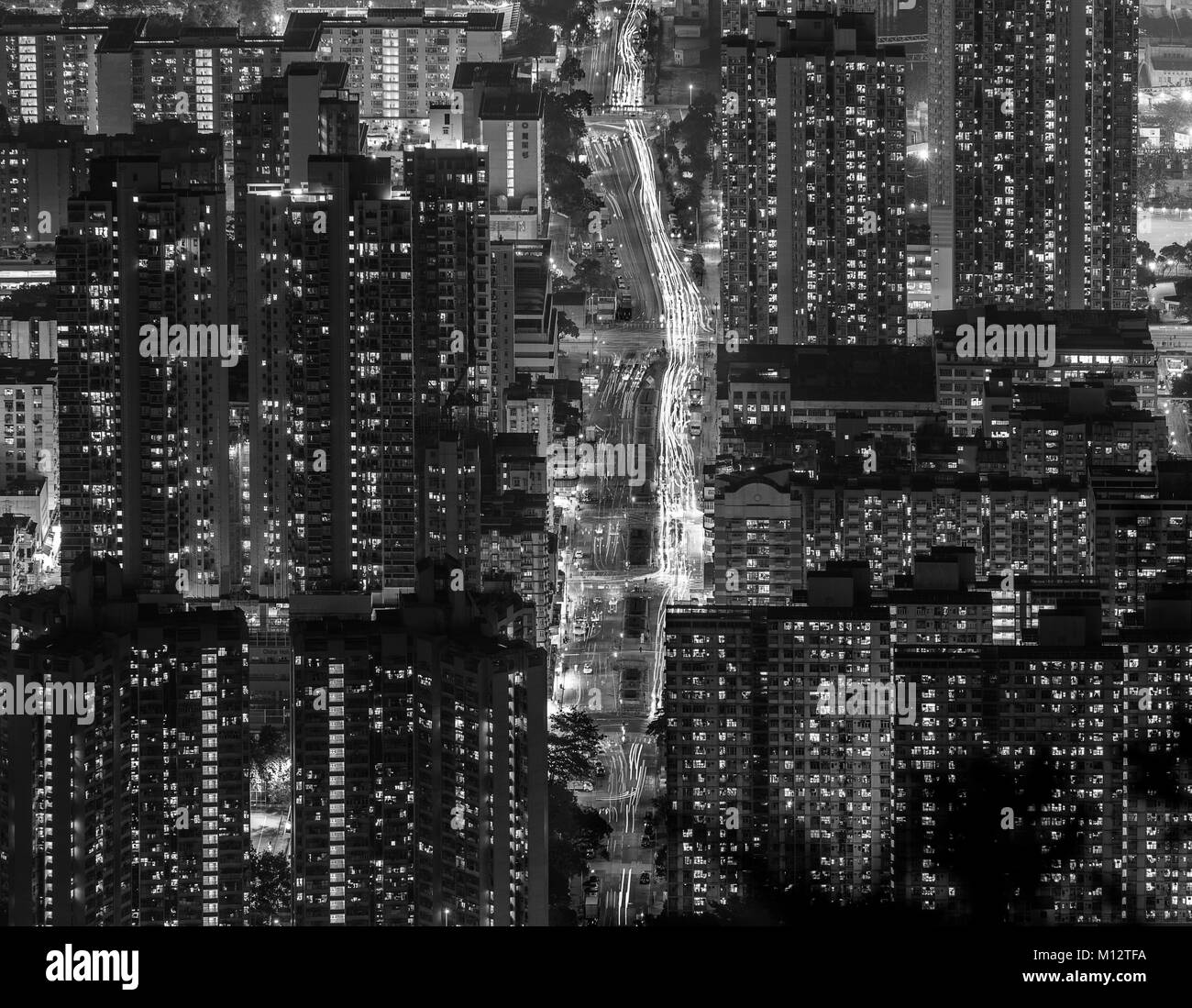 Fitta alto appartamenti nella penisola di Kowloon vista dal Beacon Hill in serata, Hong Kong Foto Stock