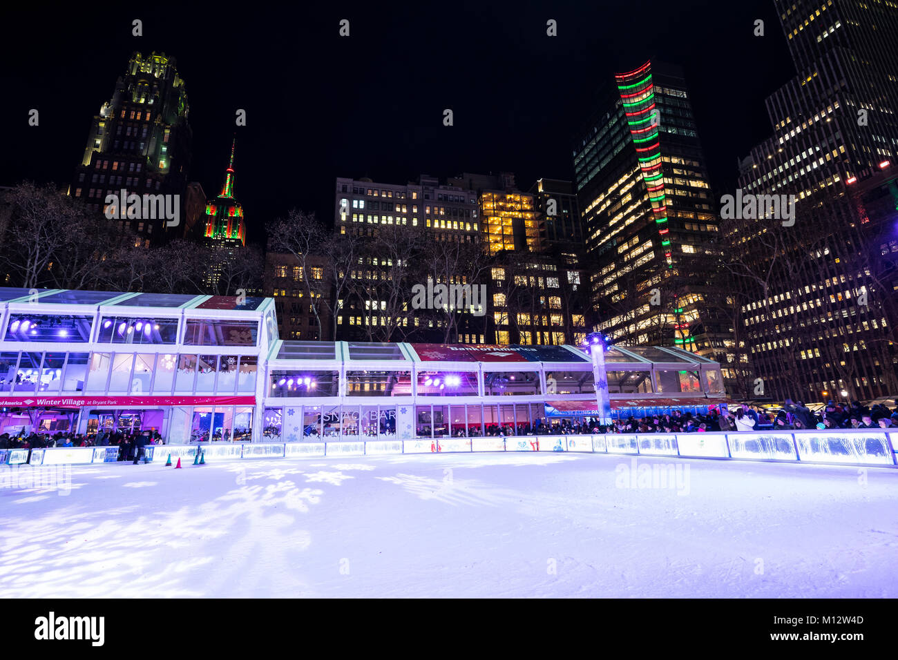 Piste di pattinaggio su ghiaccio di New York City, Bryant Park Foto Stock