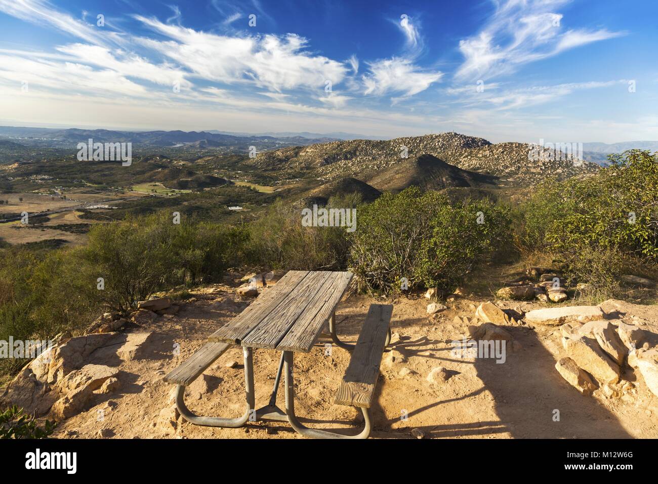 Tavolo da picnic e vista aerea del paesaggio della contea nord di San Diego dalla cima della Iron Mountain. Giornata escursionistica panoramica Poway California meridionale Foto Stock