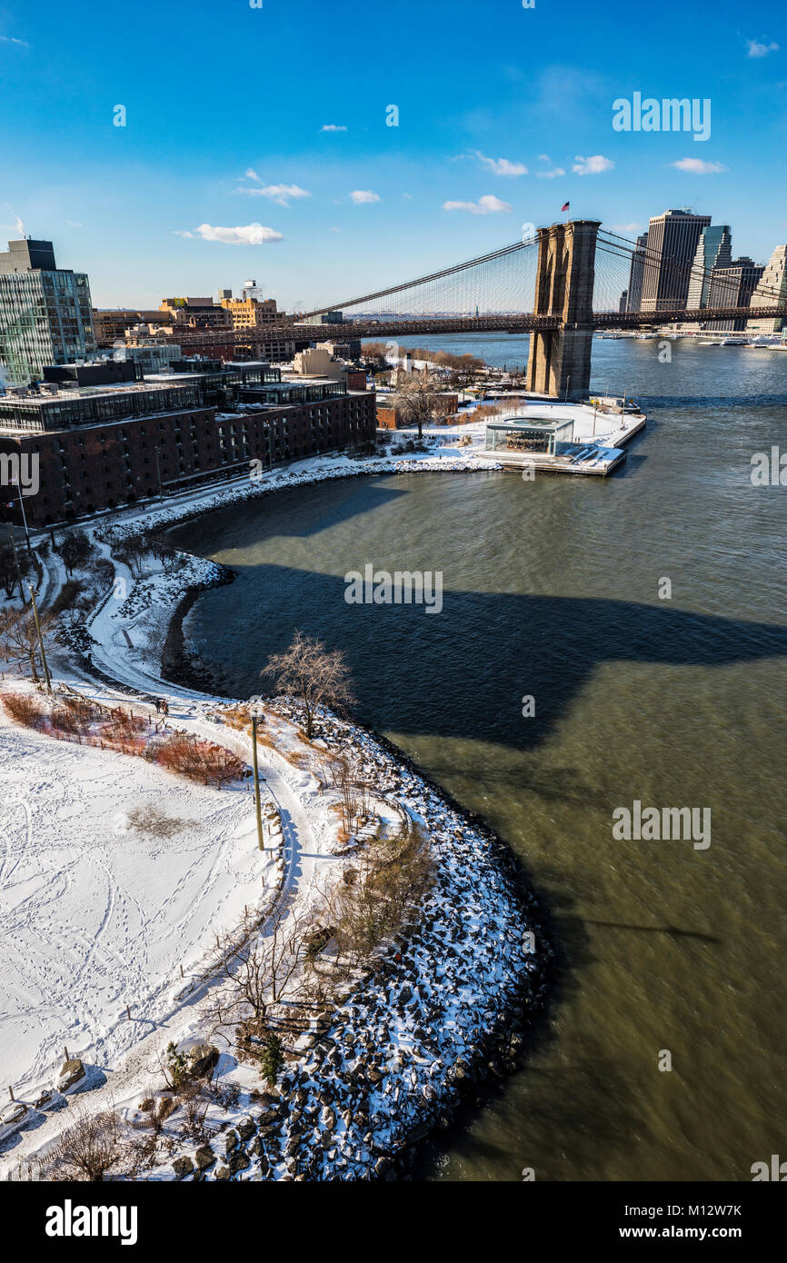 New York City Brooklyn DUMBO e il Ponte di Brooklyn in inverno Foto Stock