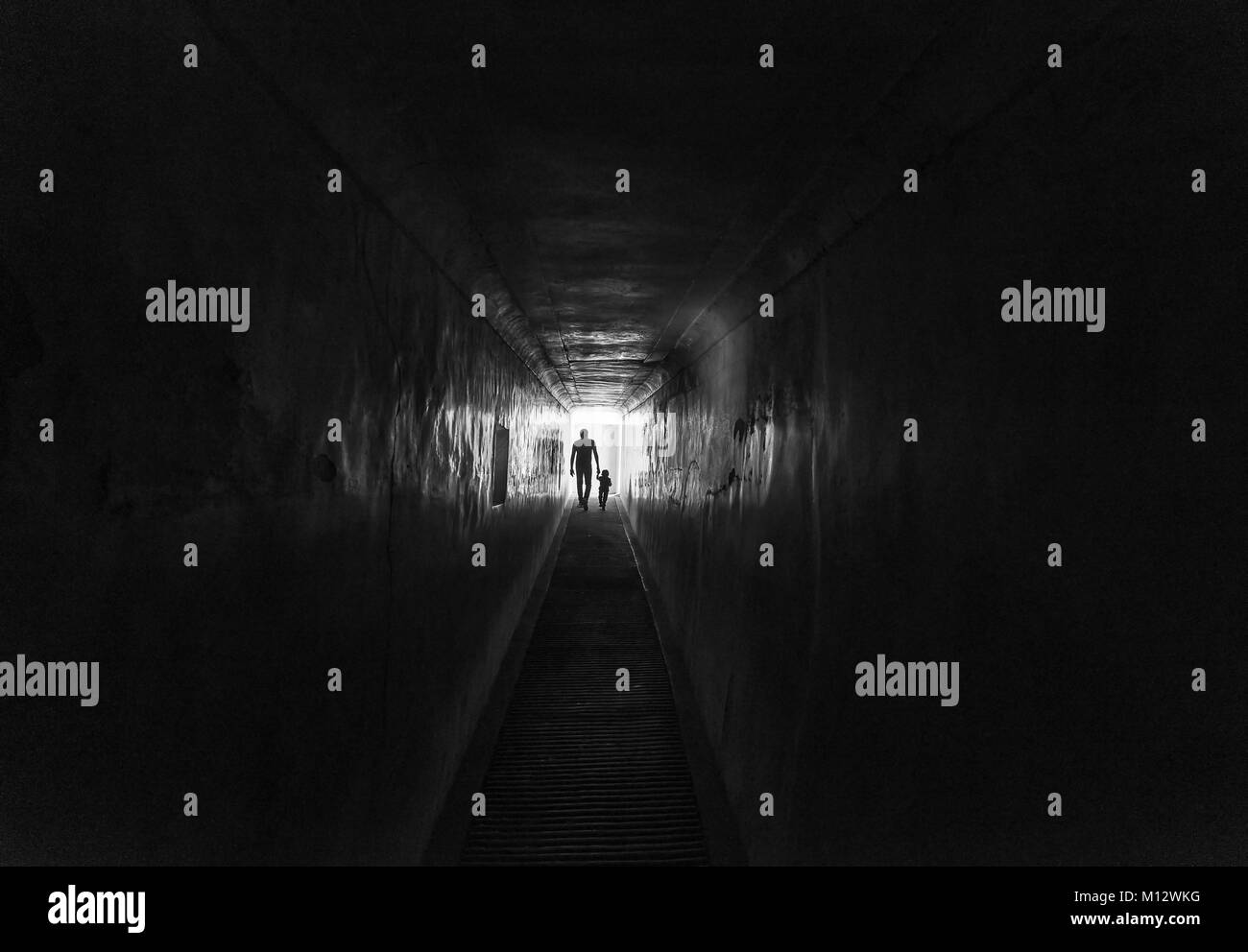 Silhouette di un uomo che cammina dentro un tunnel buio interno Forte Amber, India Foto Stock