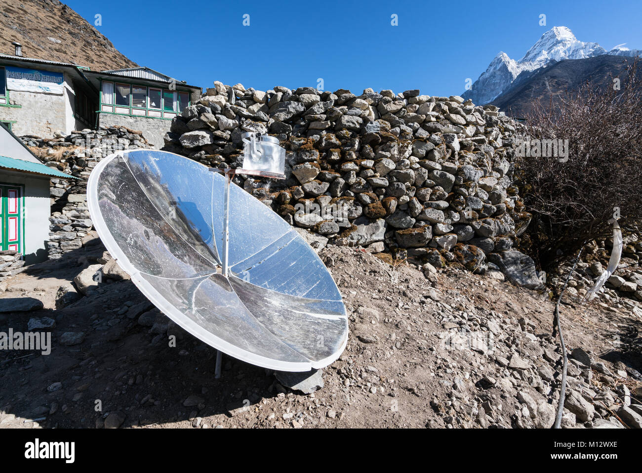 Riscaldamento acqua ad energia solare in Dingboche, Nepal Foto Stock