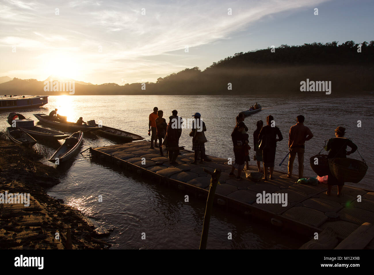 Rivercrossing in una piccola barca presso il fiume Mekong a Luang Prabang, Laos II Foto Stock