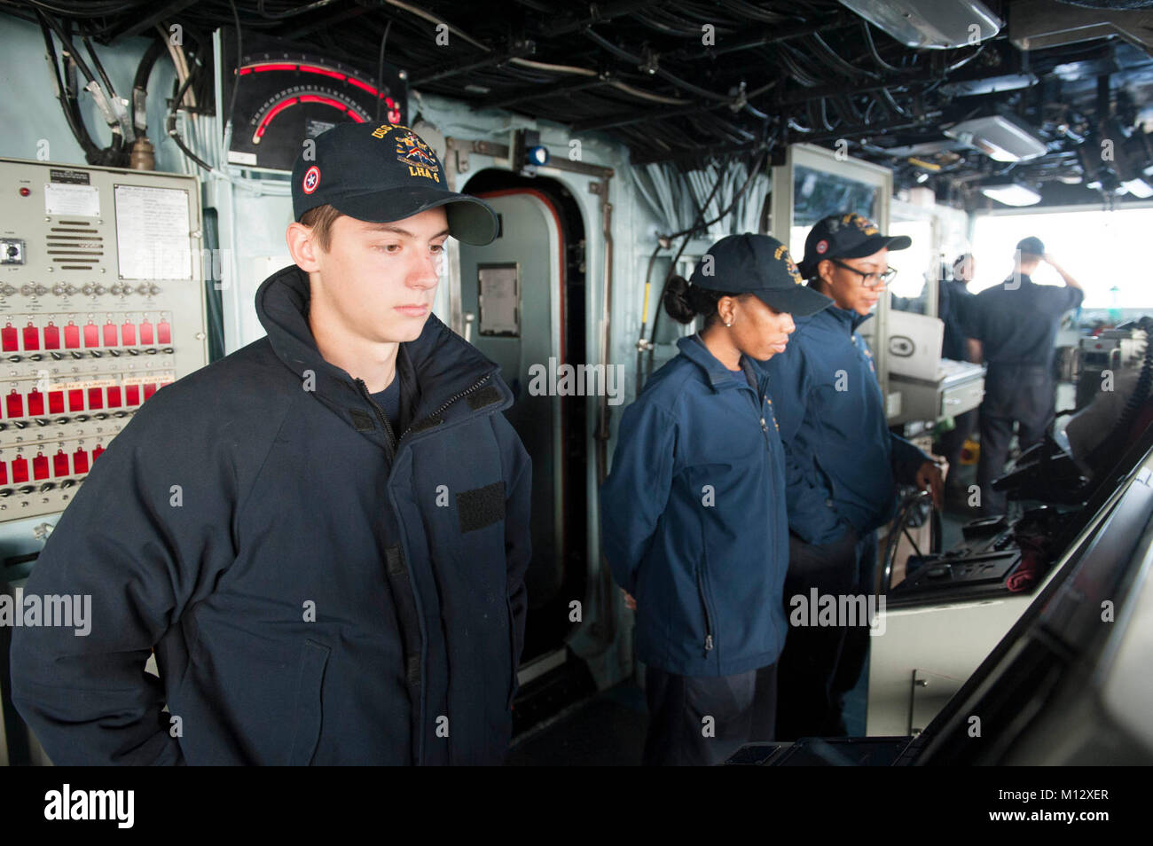 Oceano Pacifico (GEN. 21, 2018) velisti assegnati all'assalto anfibio nave USS America's (LHA 6) coperta stand timone e lee helm guarda sul ponte. America, parte dell'America anfibio gruppo pronto, con avviato xv Marine Expeditionary Unit, è di ritorno da 7 mesi di distribuzione per gli Stati Uniti 3a, 5 e 7 settori della flotta delle operazioni. (U.S. Navy Foto Stock