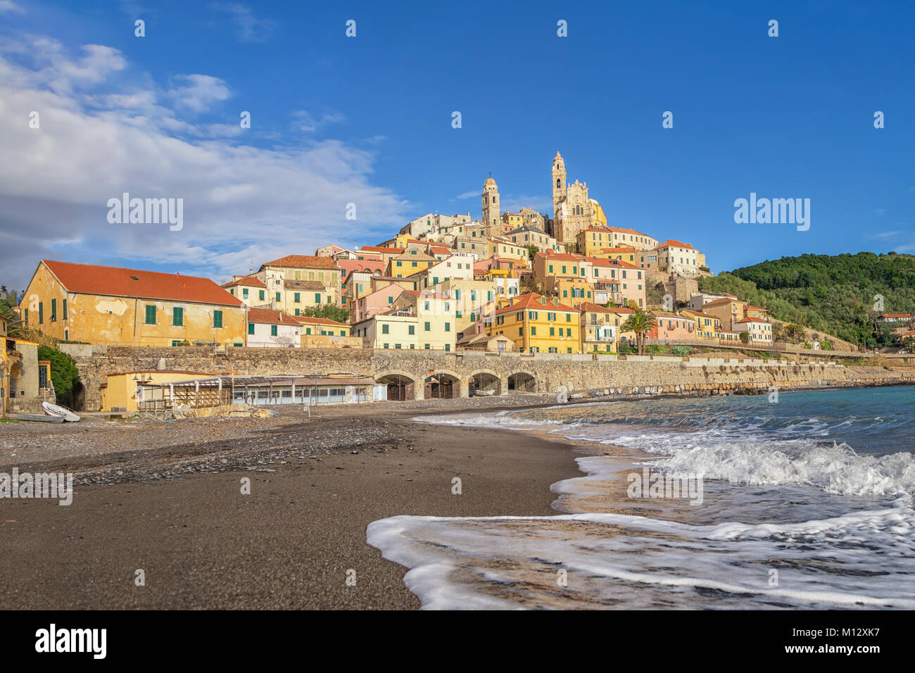 Vista del Cervo città dalla spiaggia, Provincia di Imperia Liguria, Italia Foto Stock