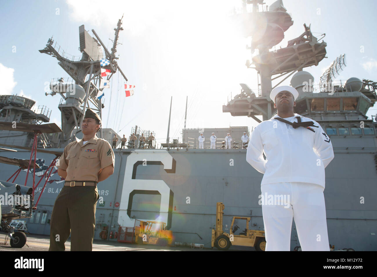 BASE COMUNE DI PEARL HARBOR-HICKAM (GEN. 23, 2018) Marinai e Marines a bordo dell'assalto anfibio nave USS America (LHA 6) uomo le rotaie come la nave arriva a base comune Harbor-Hickam perla per una porta programmata visita. America, parte dell'America anfibio gruppo pronto, con avviato xv Marine Expeditionary Unit, è di ritorno da 7 mesi di distribuzione per gli Stati Uniti 3a, 5 e 7 settori della flotta delle operazioni. (U.S. Navy Foto Stock