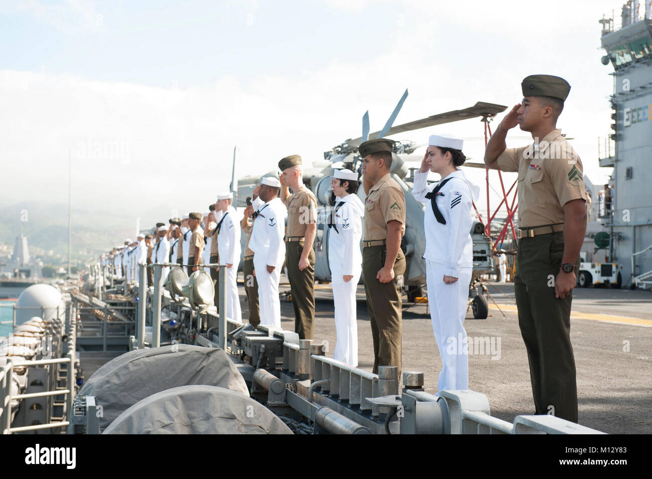 PEARL HARBOR (GEN. 23, 2018) Marinai e marines a bordo dell'assalto anfibio nave USS America (LHA 6) saluto la USS Arizona Memorial come la nave arriva nel porto di perla per una porta programmata visita. America, parte dell'America anfibio gruppo pronto, con l'avviato xv Marine Expeditionary Unit (XV MEU), è di ritorno da 7 mesi di distribuzione per gli Stati Uniti 3a, 5 e 7 settori della flotta delle operazioni. (U.S. Navy Foto Stock