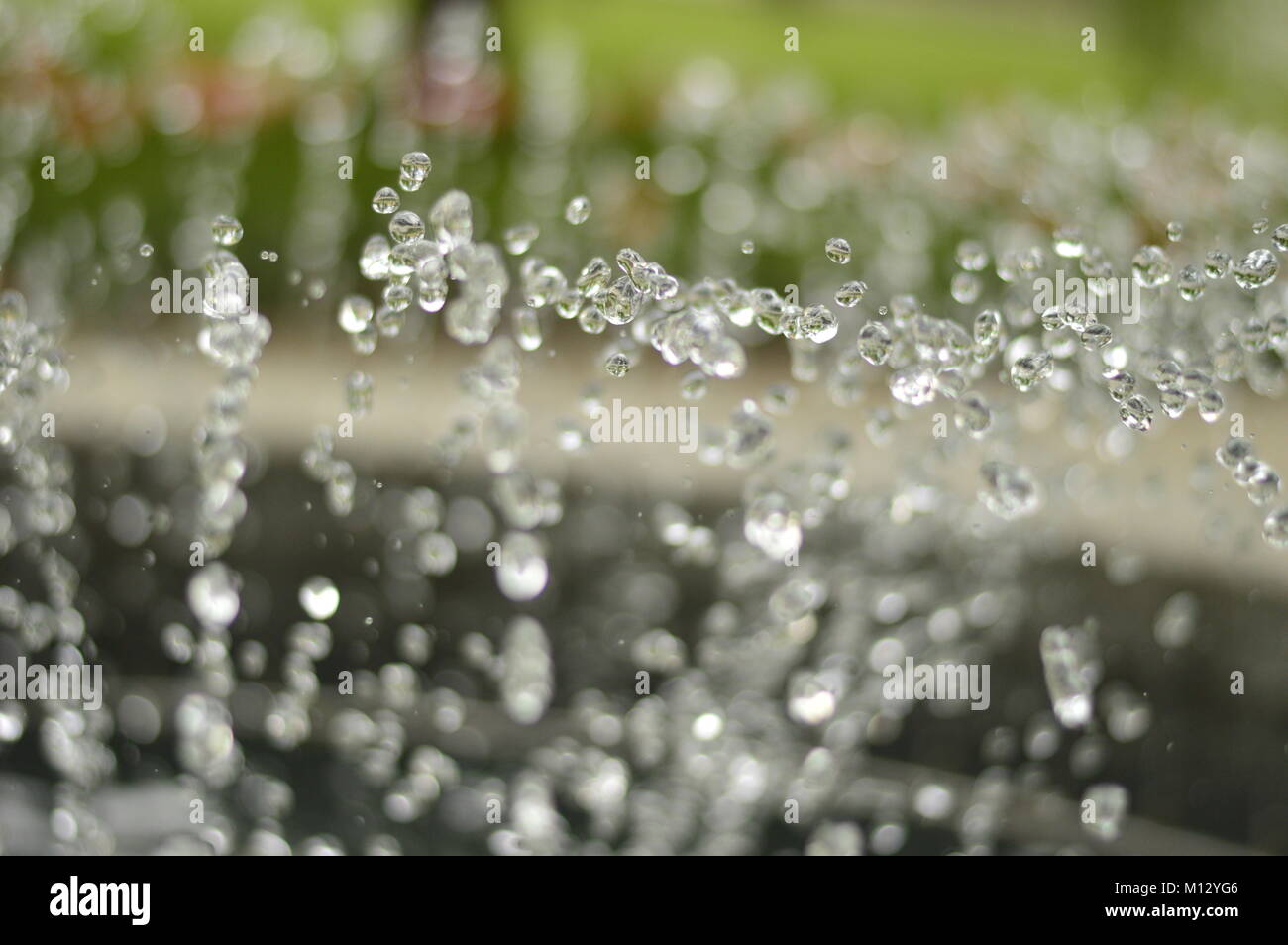 Piccolo e lucido di gocce di acqua di una fontana Foto Stock