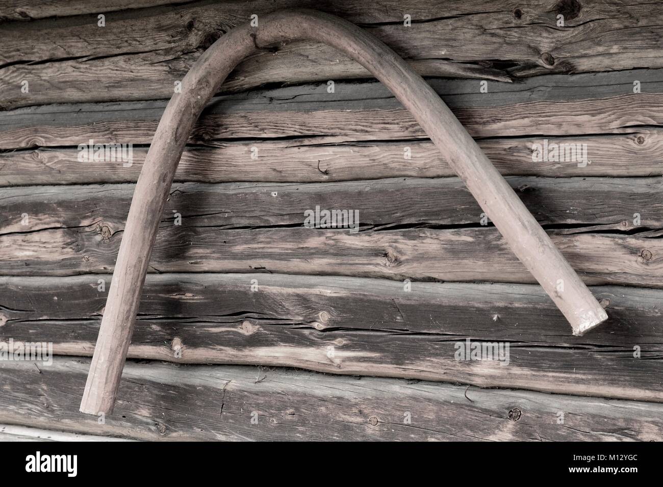 Una prua su una parete Foto Stock