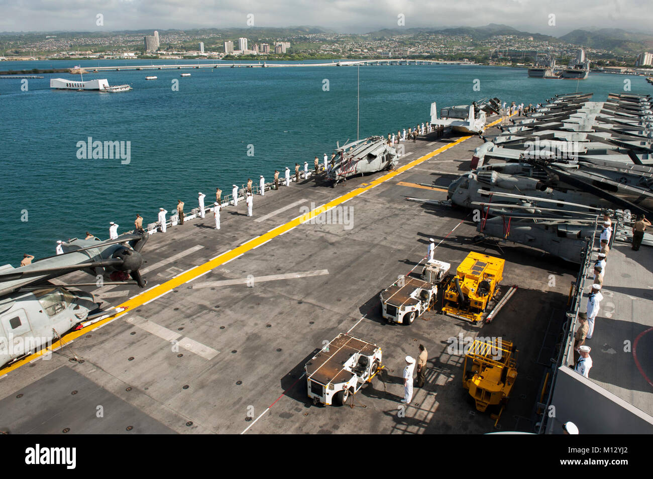 PEARL HARBOR (GEN. 23, 2018) Marinai e Marines a bordo dell'assalto anfibio nave USS America (LHA 6) rendere onore a USS Arizona Memorial come la nave arriva a Pearl Harbor, Hawaii, per una porta programmata visita. America, parte dell'America anfibio gruppo pronto, con l'avviato xv Marine Expeditionary Unit (XV MEU), è di ritorno da 7 mesi di distribuzione per gli Stati Uniti 3a, 5 e 7 settori della flotta delle operazioni. (U.S. Navy Foto Stock