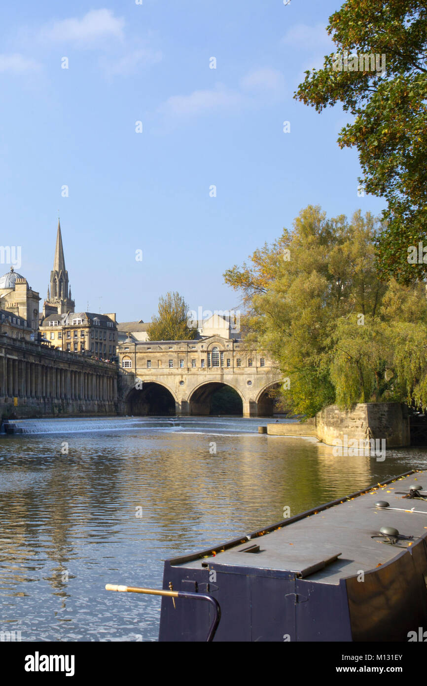 Vista lungo il fiume Avon verso il famoso Ponte Pulteney, bagno, REGNO UNITO Foto Stock