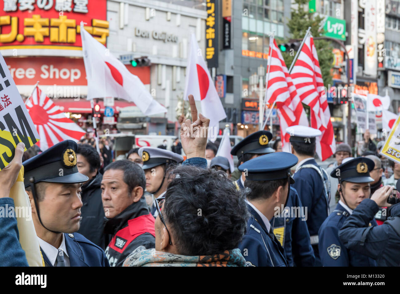 La protesta contro i nazionalisti giapponesi marciando attraverso Shinjuku, Tokyo, Giappone Foto Stock