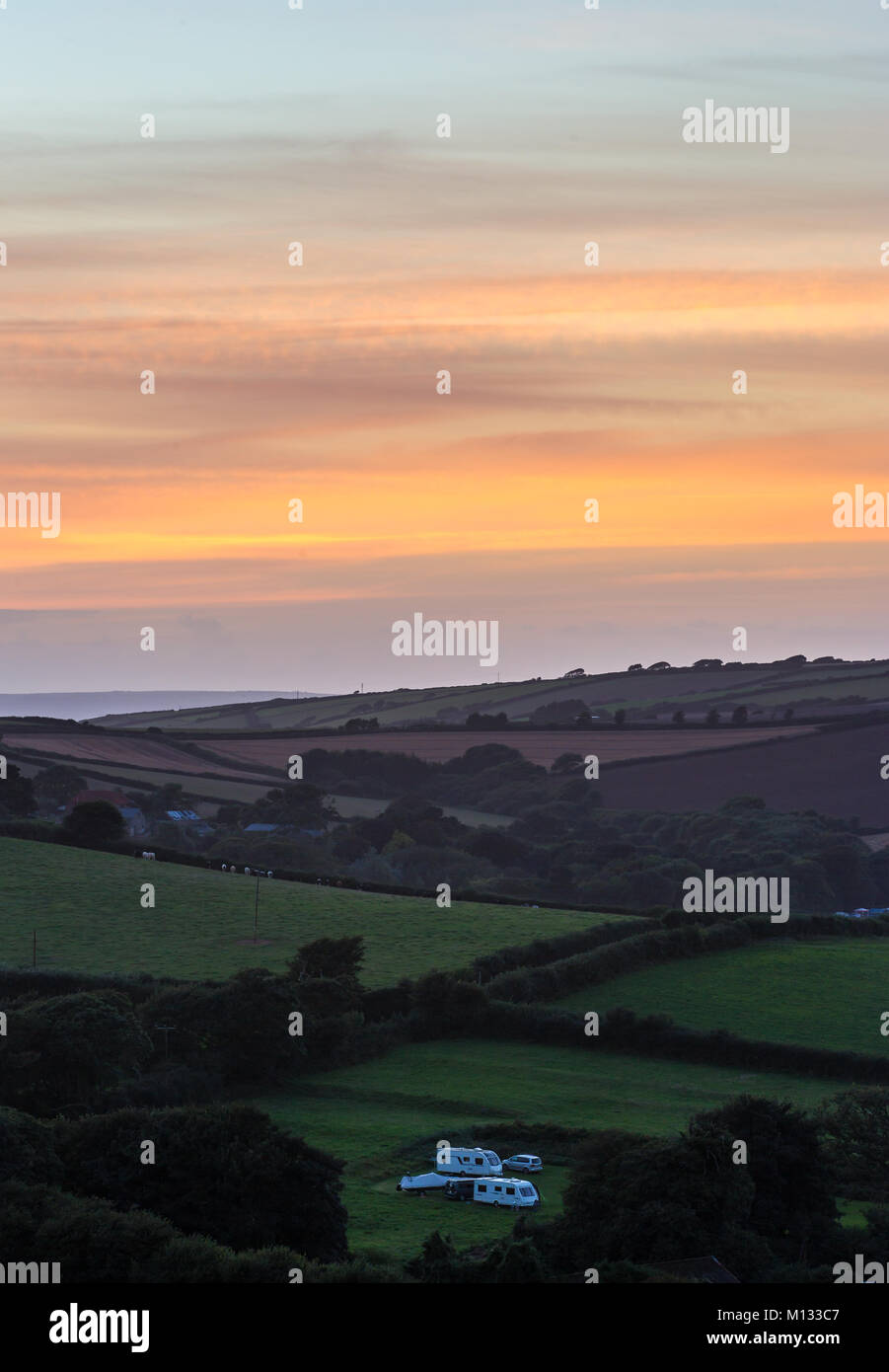 Roulotte nel campo al tramonto,vicino Malborough, South Devon Regno Unito Foto Stock