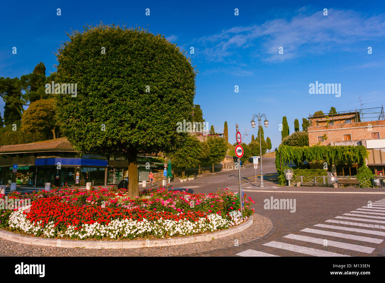 Vista sulla rotonda a Peschera del Garda, città italiana in Veneto Foto Stock