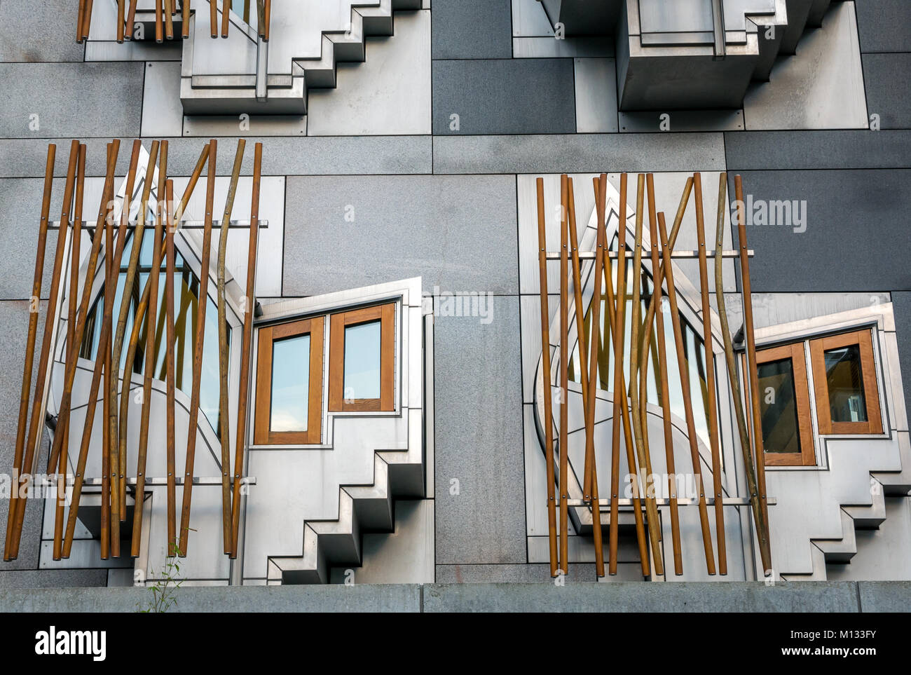 Pensate a cialde o spazi contemplativi nell'architettura moderna del parlamento Scozzese di Enric Mirales, Holyrood, Edimburgo, Scozia, Regno Unito Foto Stock