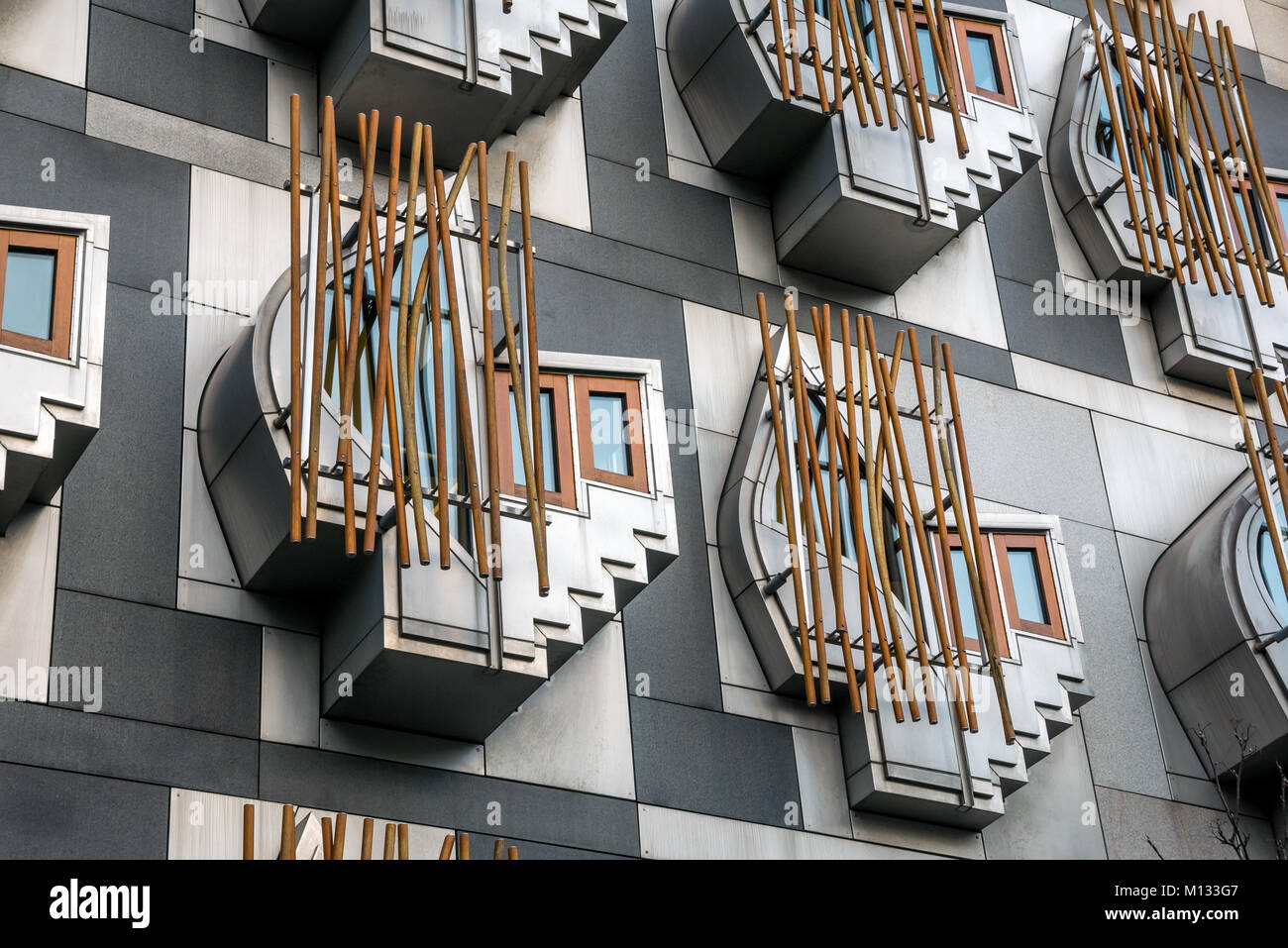 Pensate a cialde o spazi contemplativi nell'architettura moderna del parlamento Scozzese di Enric Mirales, Holyrood, Edimburgo, Scozia, Regno Unito Foto Stock