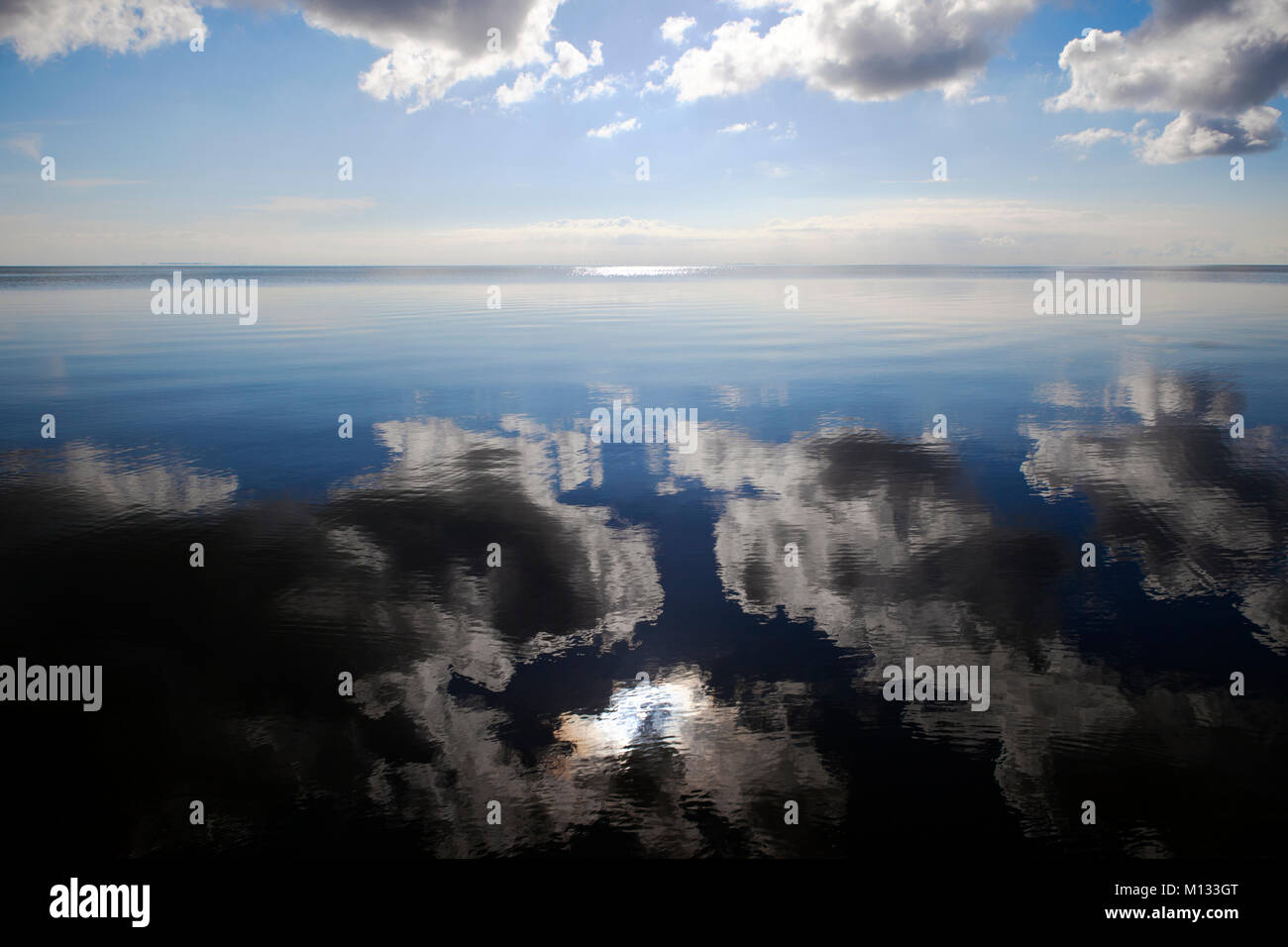 Bel mattino nubi nel cielo blu con la riflessione in acque calme. Natura carta da parati Foto Stock