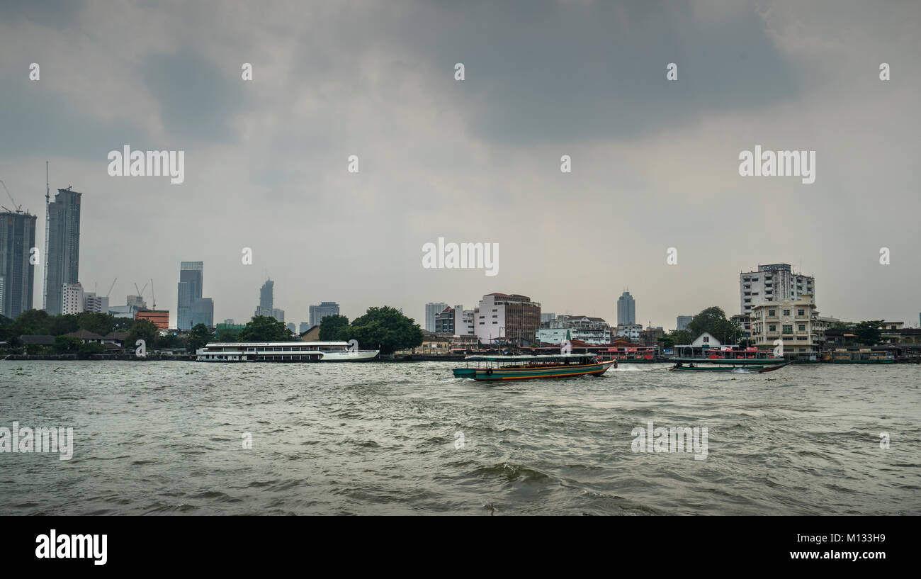 Imbarcazione per il trasporto di persone sul Mae Nam Chao Phraya a Bangkok, in Thailandia Foto Stock