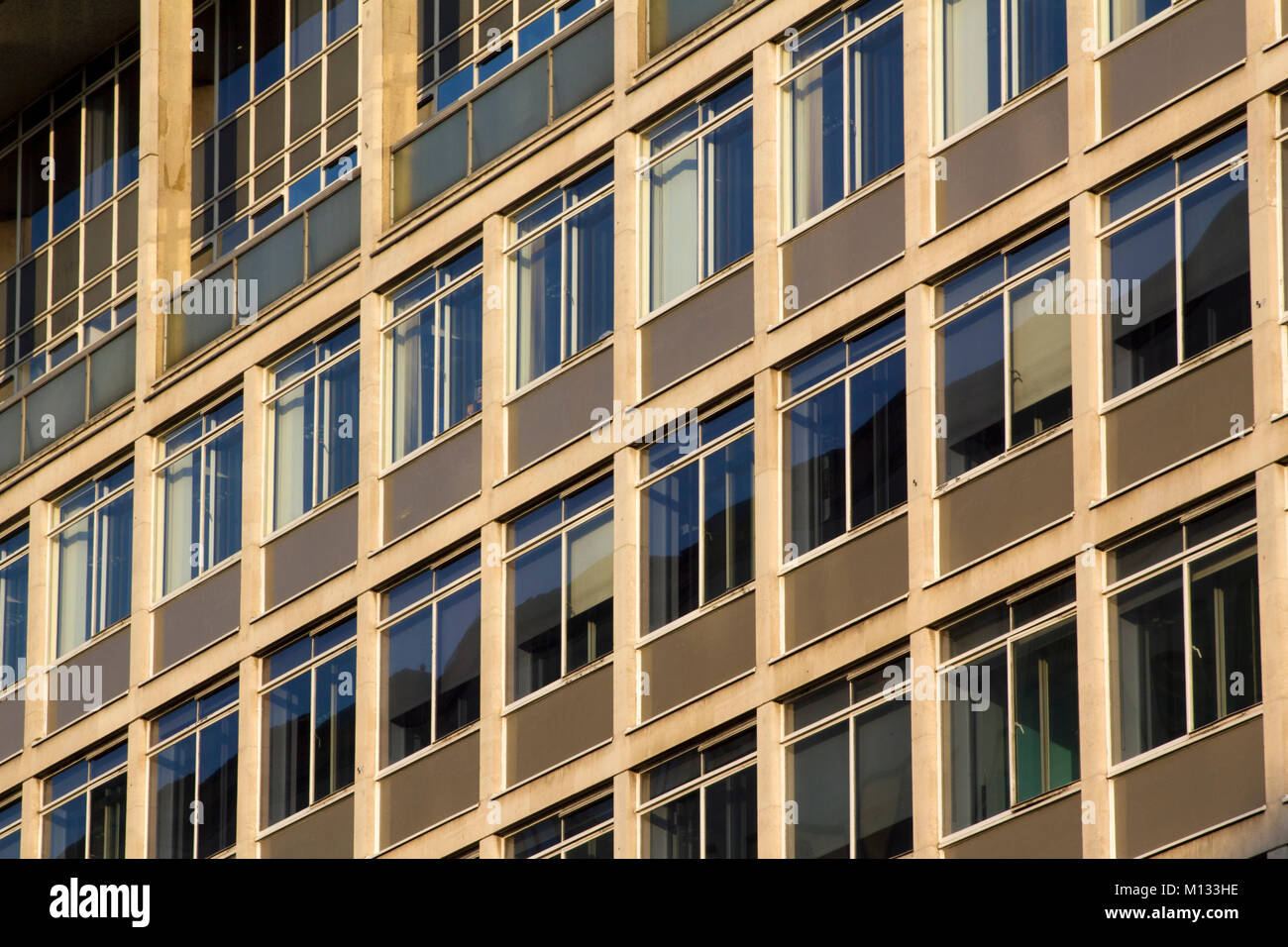 Full frame di configurazione di Windows in un 60's o 70's ufficio stile blocco in Londra, Regno Unito Foto Stock